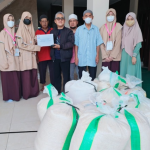 Siswi SMP Daar Ennisa Bogor , Zakat Fitrah di Masjid Al  I'tisham  Budi Agung
