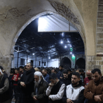 Warga Gaza Shalat Tarwih di Masjid Agung Omari