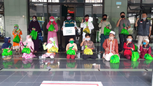 WIZ Salurkan Bingkisan Lebaran  Yatim di Masjid Muhajirin