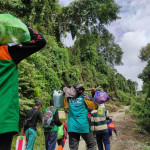 Jalan Kaki 15 Km, Relawan Wahdah Bantu Warga Terisolir di Perbukitan Majene