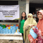 Korban Banjir di Kramat Jati Mendapat Bantuan Dari Muslimah Wahdah Jakarta-Depok