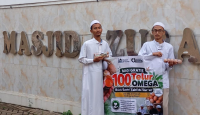 Ummat TV Peduli dan DKM Al I’tisham Salurkan 100 Telur Omega untuk 11 Calon Dai Muda Azura