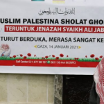 Ratusan Muslim Palestina Gelar Salat Gaib Bagi Mendiang Syekh Ali Jaber