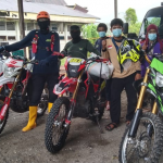 Gunakan Motor Trail Garuda Bawa Bantuan Buat Warga Yang Terisolir