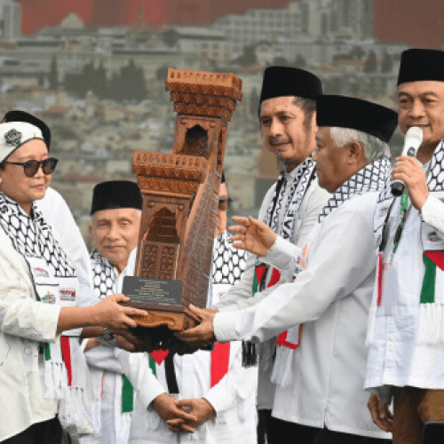 Menlu Retno Marsudi Dapat Penghargaan Replika Mimbar Masjid Al-Aqsa