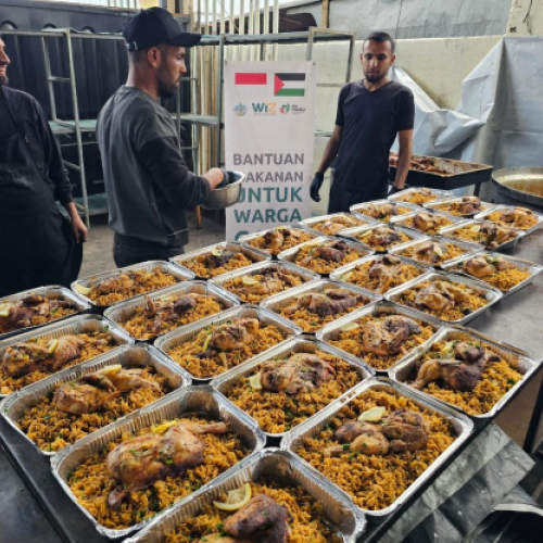 Di Tengah Puing Al-Mawasi, Ratusan Warga Gaza Terima Bantuan Pangan dari Masyarakat Indonesia