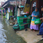 WIZ Bagikan Sembako Bagi Penyintas Banjir Semarang