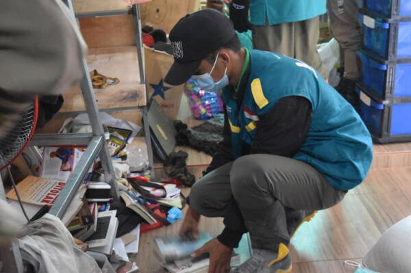 Relawan Gotong Royong Bersihkan Rumah Warga Akibat Gempa