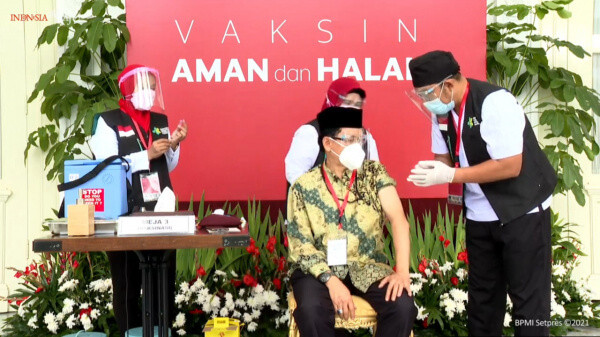 Sekjen MUI Buya Amirsyah Tambunan Ikut Vaksinasi Perdana di Istana Negara