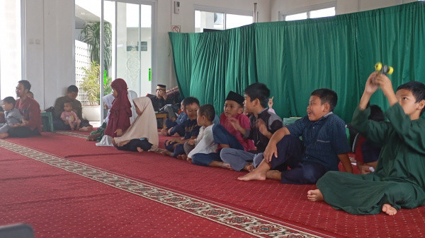 Puncak Acara I’tikaf, Pembagian dan Penerimaan Hadiah Lomba Anak di Masjid Azura Bogor