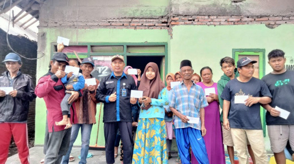YPPN DIY dan AR Learning Center Blusukan Semeru Bagi Pesangon Korban Erupsi Gunung