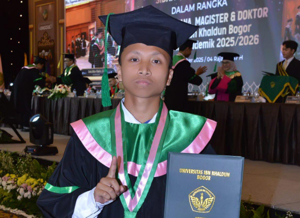 Lulus S1 Pendidikan Bahasa Inggris UIKA Bogor, Azis Kini Mengajar di Almaternya