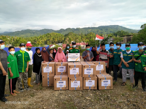 Laznas WIZ dan PT Nippon Indosari Corpindo Salurkan Bantuan Roti ke Sulbar