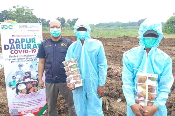 Petugas Pemakaman Covid TPU Mangunjaya Terima Bantuan Paket Makanan IDC