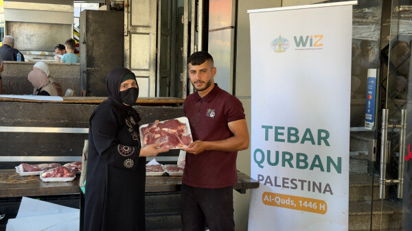 WIZ, KITA Palestina, dan Muslimah Wahdah Salurkan Qurban di Al-Quds, Palestina