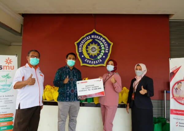 Kampus Muhammadiyah Ini Bagikan Oximeter dan Selang Oksigen pada Pasien Isoman di Surabaya