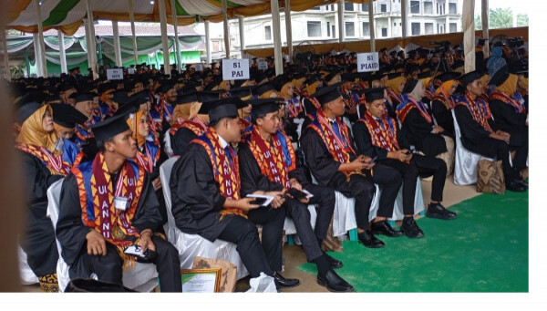Program Hybrid dan Beasiswa Jadi Andalan, Uninur Lampung Lepas 1.076 Wisudawan 2026