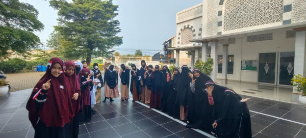 21 Santri SQ Putri Wahdah, Meriahkan HUT RI dengan Hidupkan Lomba yang Produktif
