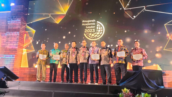 Rektor UIKA Bogor Dianugerahkan Sebagai Rektor Terbaik ke 2 Se Indonesia