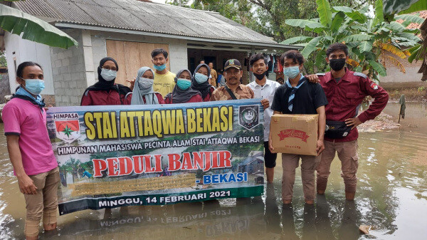 Mahasiswa STAI Attaqwa Bekasi Salurkan Donasi Bantuan Warga Korban Banjir