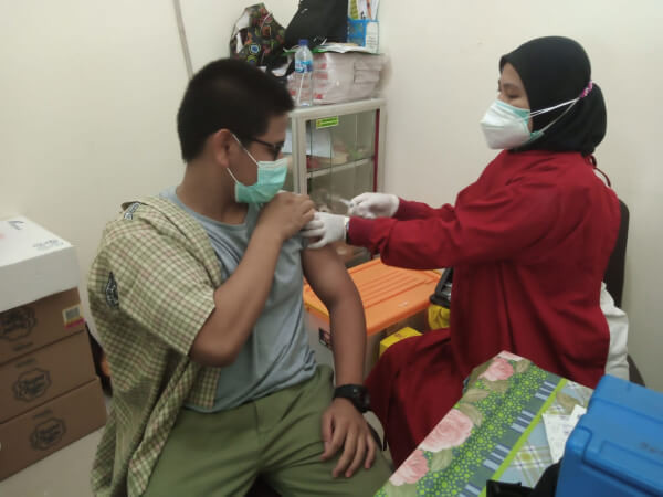 SMP-SMA Qur'an Wahdah Islamiyah Cibinong Bogor Ikut Vaksinasi
