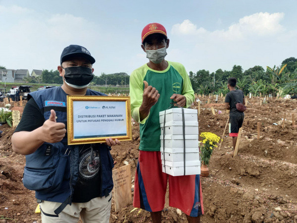 Dukung Petugas Pemakaman Covid-19, LAZ Al Azhar dan Kitabisa.com Kirimkan Makanan Siap Saji