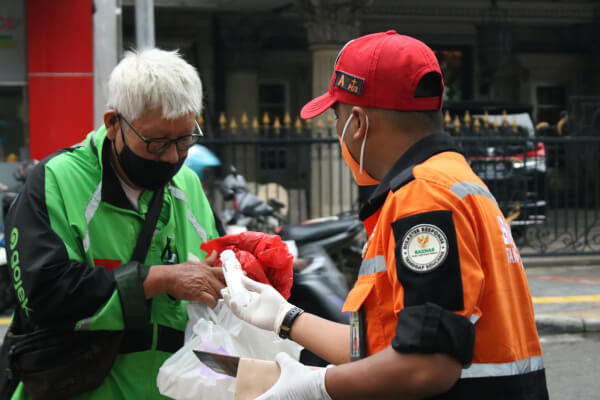 BAZNAS Bagikan Ratusan Paket Hand Sanitizer di Jakarta