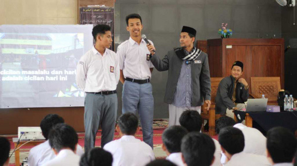 Workshop Upgrading kepengasuhan OSIS Ponpes Bina Umat Jogjakarta Bersama DEA