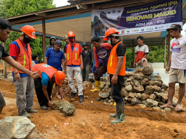 Bersama Warga, ARM HA-IPB Renovasi Masjid Ar-Rahmah di Suri, Mamuju
