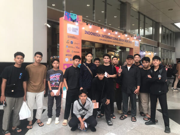 Santri SMA Qur’an Wahdah Bogor Ramaikan IIBF 2025 di Jakarta
