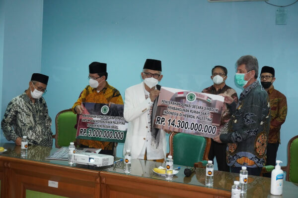 Ketum MUI Serahkan Donasi Rp22,3 M dari Rakyat Indonesia untuk Palestina