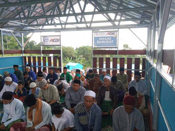 Masjid Darurat fasilitasi Pengungsi Shalat Berjama’ah hingga Tidak Tertampung