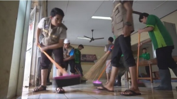 Bersinergi Sesama Relawan Bantu Warga dI Kramat Jati Jakarta Timur