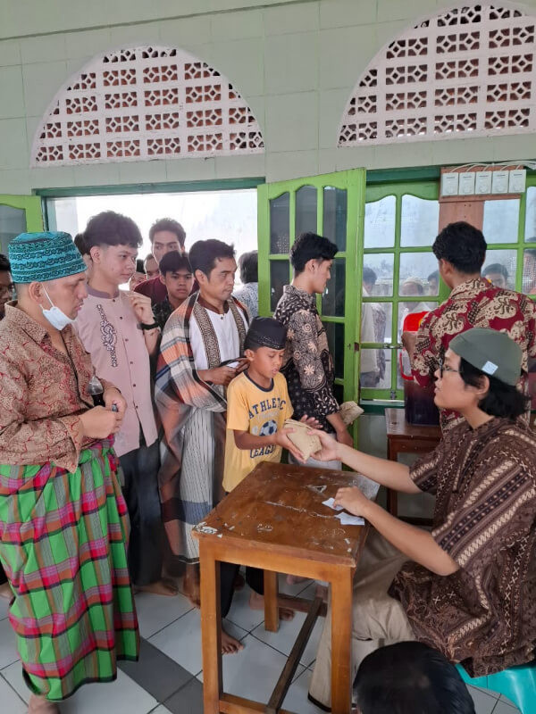 Pemuda Masjid Ikhwanul Muslimin Padang Tebar 225 Nasi Bungkus Jumat Berkah