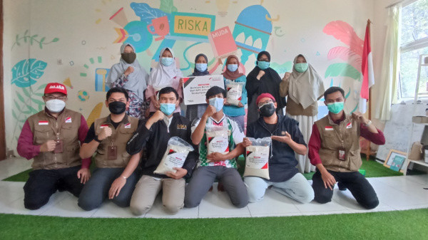 Adik Asuh RISKA Terima Bantuan Satu Ton Beras dari Nusantara Palestina Center