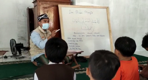 Dai BAZNAS Edukasi Pentingnya Adab di Masjid Kepada Mualaf