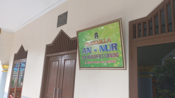 ( Ummat TV Peduli) Karpet untuk Mushalla Sekolah: Menghadirkan Kenyamanan Ibadah bagi 750 Murid SD Negeri Muara Beres