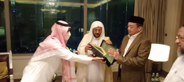 Bertemu Menteri Agama KSA, Ustaz Bachtiar Nasir Diberi Hadiah Mushaf Madinah Edisi Lux