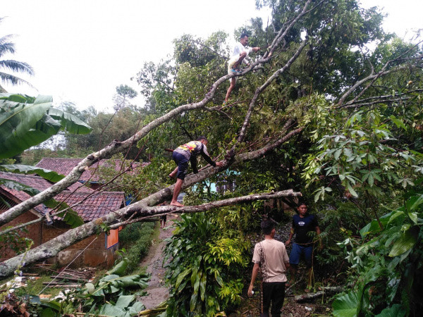 Angin Puting Beliung Terjang Lima Desa di Sukabumi