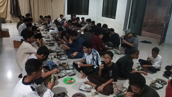 Suasana Buka Puasa Santri Tahfidz Wahdah  Islamiyah Cibinong Bogor