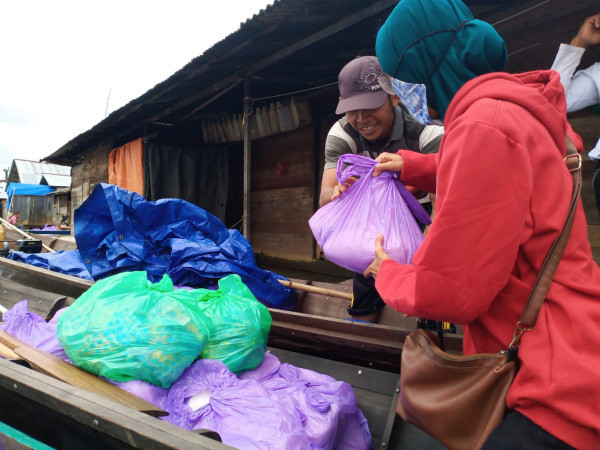 ARM dan Alumni IPB Kalsel Salurkan 600 Paket Bantuan dan Air Bersih