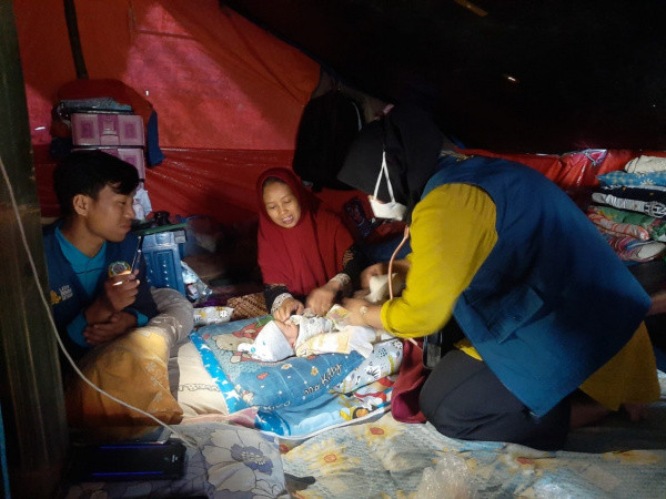 Relawan Laznas Dewan Da’wah Bantu Rawat Bayi yang Baru Lahir di Pengungsian