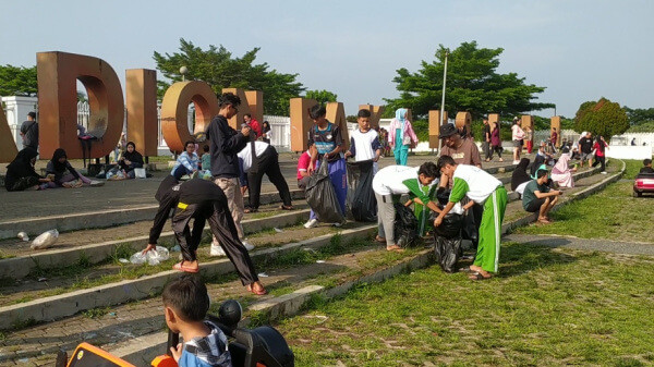 Aksi Bersih Bersih Santri SMP SMA Wahdah Islamiyah Cibinong Di Stadion Pakansari Bogor