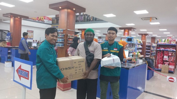 Simpati & Paket Seragam Untuk Santri Muallaf Papua