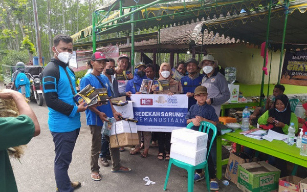 Laznas Dewan Daâ€™wah Bagikan Alat Shalat untuk Korban Semeru