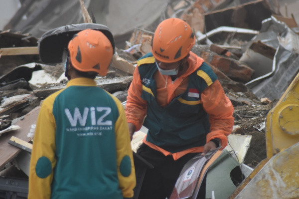 Wahdah Islamiyah Bersama Dinas PURP Bersihkan Puing Bangunan Kantor Gubernur Sulbar