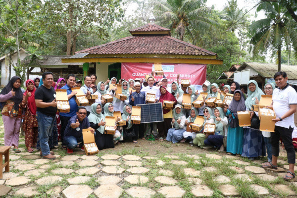 Quantum Wakaf Hibahkan Lampu Limar di Desa Cilele Teluk Jambe