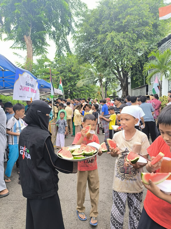 Sambut Kesepakatan Gencatan Senjata, Zakat in Gaza Bagikan Satu Ton Semangka