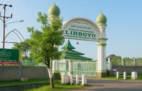 Belajar dari Lirboyo: Saat Kamera Gagal Selami Samudera Makna di Pesantren