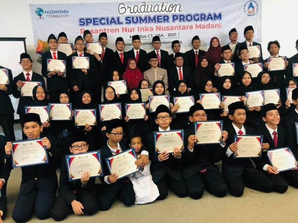 Pesantren Nur Inka Nusantara Madani dan Komunitas â€œVirtualâ€ Generasi Baru